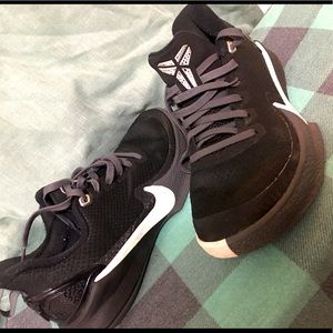 Gently worn women’s Nike Mambas size5